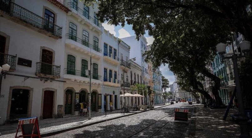 Rua do Bom Jesus, no bairro do Recife, tornou-se exclusiva para pedestres a partir desta segunda-feira (24)