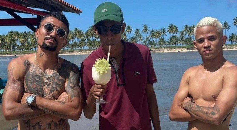 Ney Silva entre Kieza (E) e Erick (D)