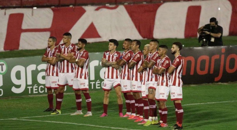 Primeiro gol do N&aacute;utico feito por Jean Carlos no jogo entre os times do N&aacute;utico (PE) e do CSA (AL), v&aacute;lido pela Campeonato Brasileiro da s&eacute;rie B 2021. Partida realizada no est&aacute;dio dos Aflitos no Recife. FOTO: ALEXANDRE GONDIM/JC IMAGEM