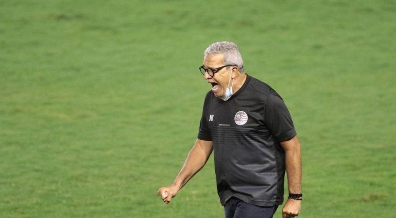 COMANDANTE Os berros do técnico Hélio dos Anjos voltará a ser ouvido na beira do campo, diante do Remo