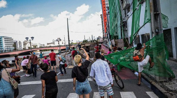 Protesto no Recife contra o governo do Presidente Bolsonaro, termina em confus&atilde;o pelas ruas do centro.