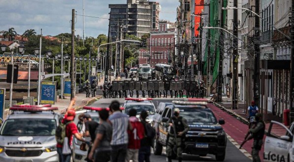 OLHAR DE UM Policiais aguardaram manifestantes na Rua do Sol e fizeram dispers&atilde;o pela Rua da Aurora usando balas de borracha, spray de pimenta e bombas de efeito moral