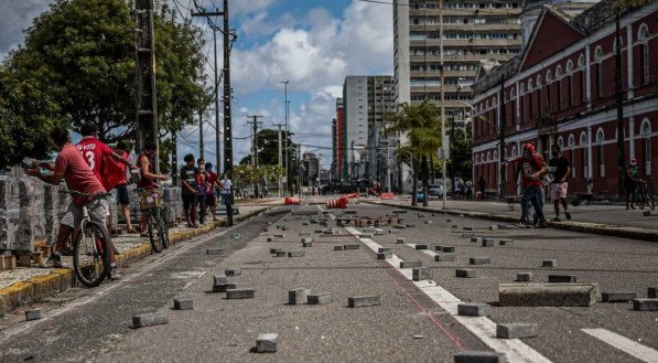 Protesto no Recife contra o governo do Presidente Bolsonaro, termina em confus&atilde;o pelas ruas do centro.