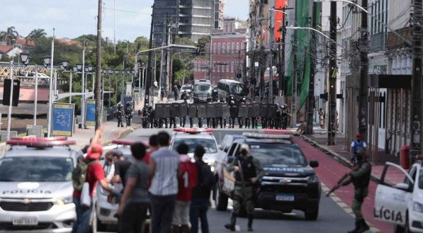 Ap&oacute;s confronto, manifestantes montaram barricadas para impedir a passagem de policiais