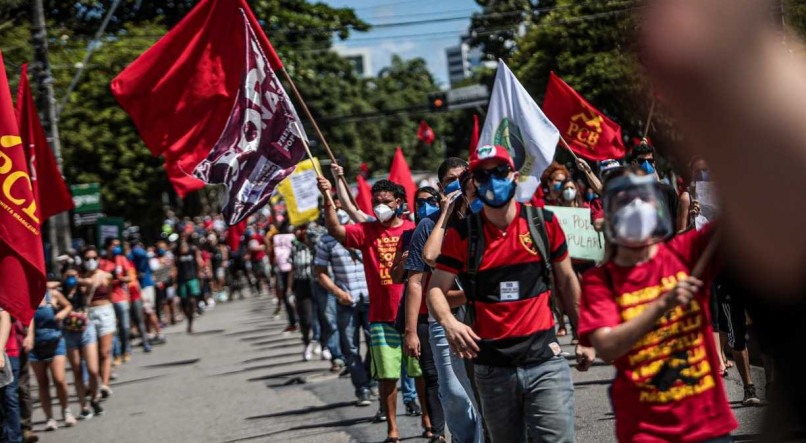 No &uacute;ltimo dia 29, manifestantes fizeram um ato no Recife pedindo o impeachment do presidente, mas o protesto acabou com repress&atilde;o violenta da PM 