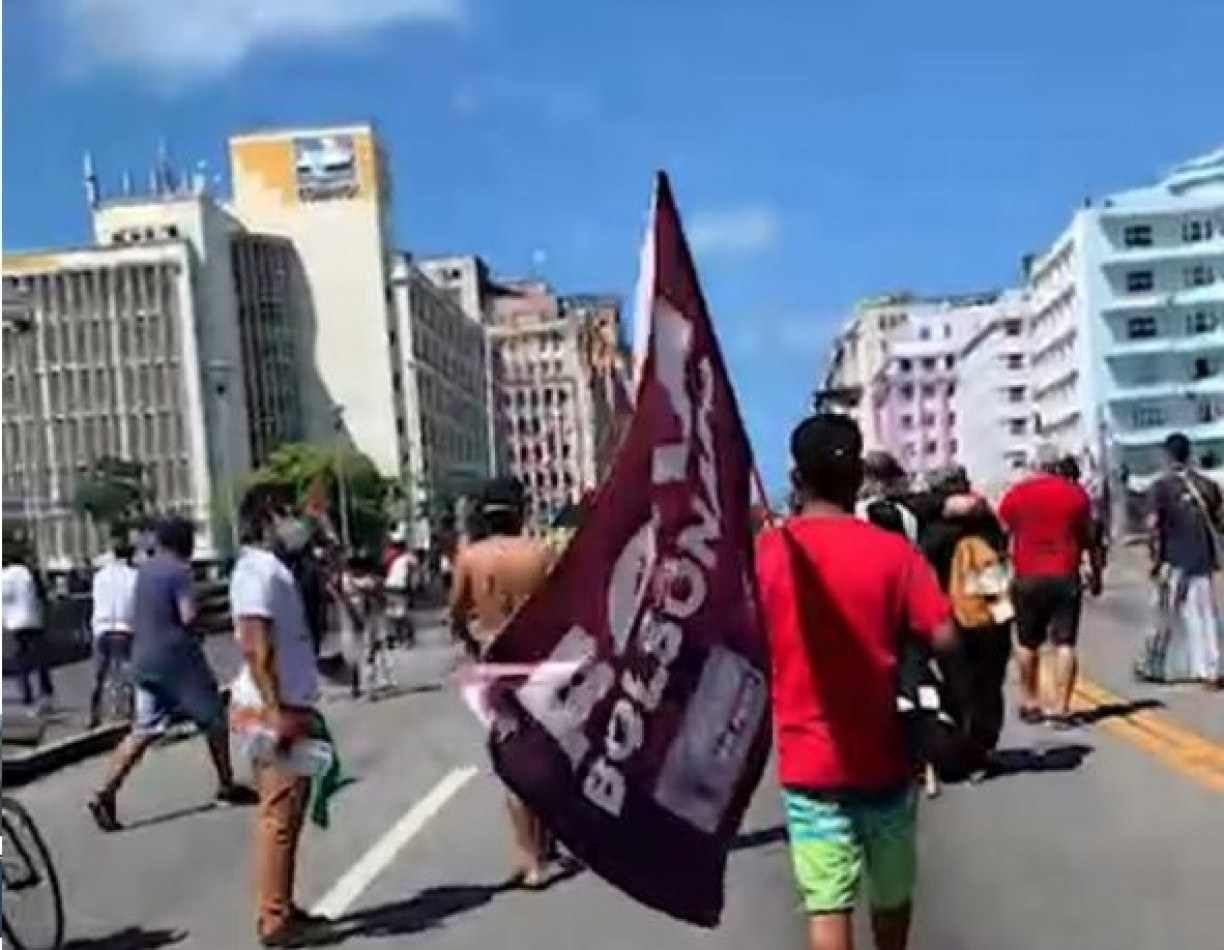 Ato com aglomeração contra Bolsonaro no Recife é dispersado pela polícia com balas de borracha e gás de pimenta