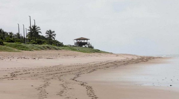 Chuva e restri&ccedil;&otilde;es deixam praia vazia em primeiro final de semana de novas restri&ccedil;&otilde;es no Recife