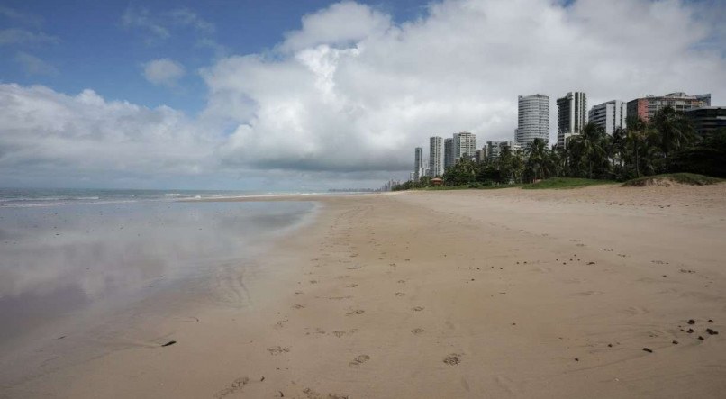 Boa Viagem. Chuva e restri&ccedil;&otilde;es deixam praia vazia em primeiro final de semana de novas restri&ccedil;&otilde;es no Recife