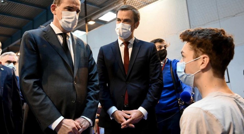 Primeiro-ministro da Fran&ccedil;a, Jean Castex, e ministro da Sa&uacute;de, Olivier Veran, visitam centro de vacina&ccedil;&atilde;o em Saint-Maur-des-Foss&eacute;s, uma comuna no sudeste de Paris