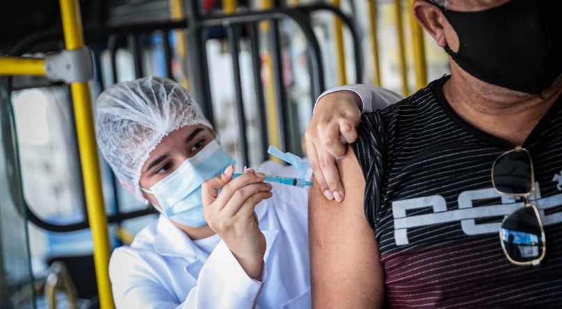 Motoristas e cobradores sao vacinados na garagem da empresa Cidade Alta em Rio Doce