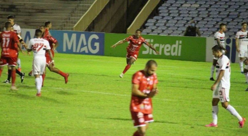 4 de Julho venceu o S&atilde;o Paulo por 3x2 no jogo de ida da Copa do Brasil. 