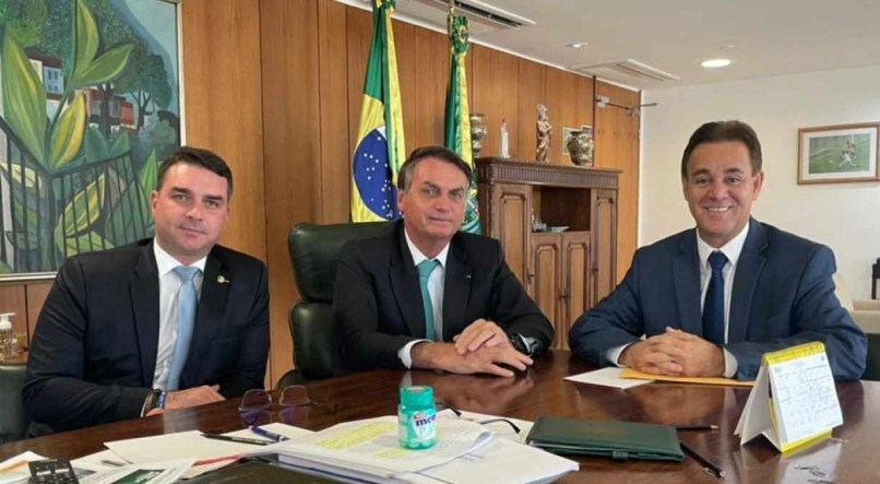 Bolsonaro ao lado do filho, Fl&aacute;vio Bolsonaro e de Adilson Barroso