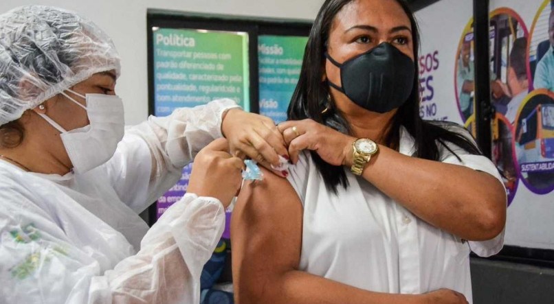 Mais de 2,9 milhões de pessoas já receberam alguma dose de uma vacina contra o coronavírus até este domingo (6) em Pernambuco. No entanto, só 945 mil concluíram a imunização