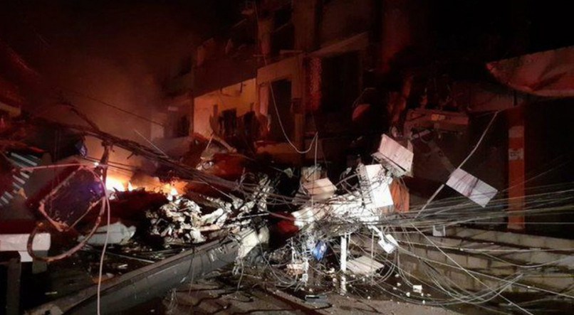 Bombeiros tentam resgatar três pessoas sob escombros de prédio no Rio