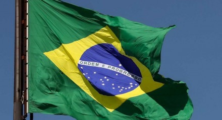 Bandeira do Brasil vista da rampa do Palácio do Planalto