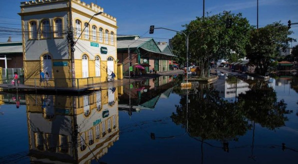 Manaus inundada. Rio Negro enfrente maior cheia em mais de 100 anos