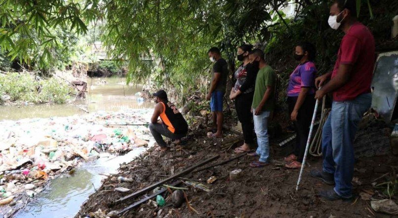 Parentes do pedreiro tentam encontr&aacute;-lo no Rio Tejipi&oacute;, na Zona Oeste do Recife