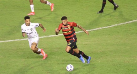 Lances do jogo entre os times do Sport (PE) e do Atlético Mineiro (MG), válido pela Campeonato Brasileiro da série A 2021. Partida realizada no estádio da Ilha do Retiro no Recife. 