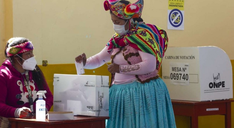 Vota&ccedil;&atilde;o em Capachica, no Peru