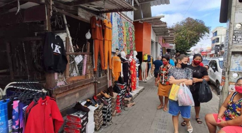CARUARU Comerciantes descumprem decreto estadual na feira da Sulanca.