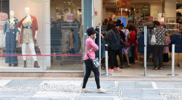 Comércio cresce 1,8% de março para abril, diz IBGE
