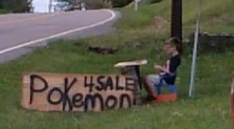 Bryson, de 8 anos, sentado em uma barraquinha improvisada com a placa &quot;Pokemon &agrave; venda&quot;