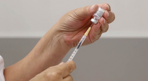 Vacinas bivalentes da fabricante Pfizer devem chegar ao Brasil nas próximas semanas