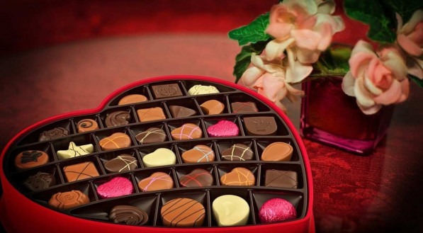 Caixa de chocolates em formato de cora&ccedil;&atilde;o