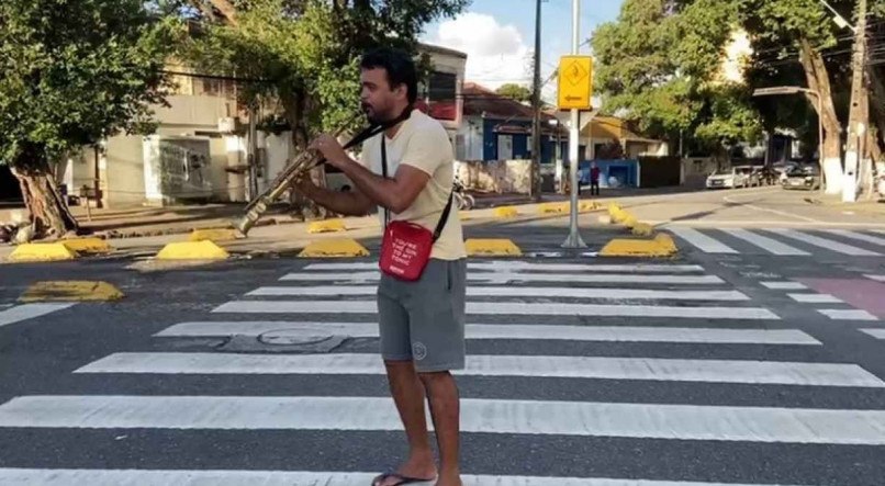 A cada dia Danilo est&aacute; num cruzamento diferente do Recife para tocar frevo e conseguir dinheiro para sobreviver