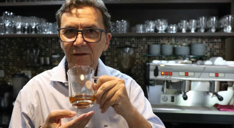  O jornalista Romoaldo de Souza, especialista em caf&eacute;.
