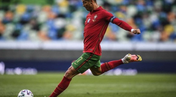 Cristiano Ronaldo vai entrar em campo por Portugal diante da Espanha