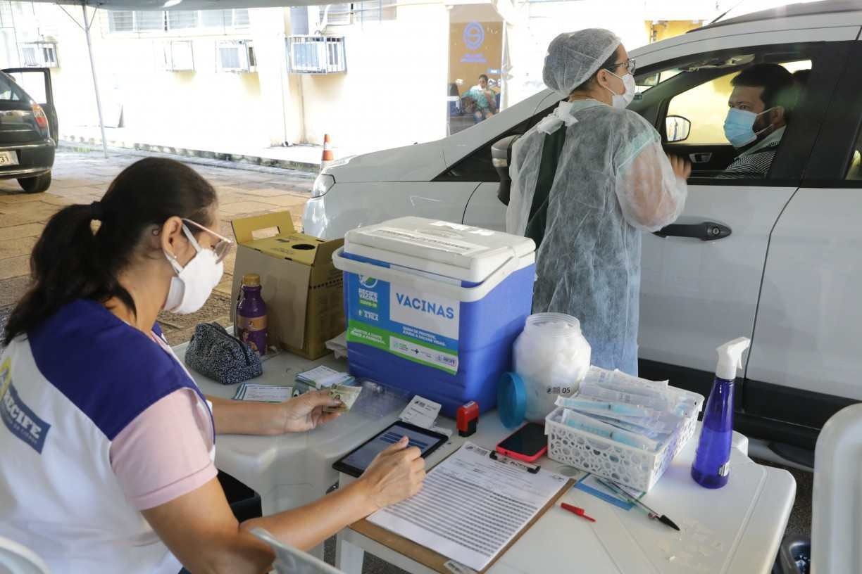 Pernambuco supera meta de imunização dos trabalhadores da educação básica com 1ª dose de vacina contra covid-19