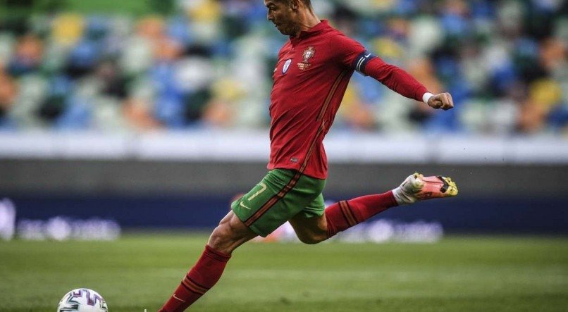 Cristiano Ronaldo vai entrar em campo por Portugal diante da Espanha