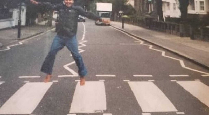 Karlo na famosa faixa de pedestres da Abbey Road
