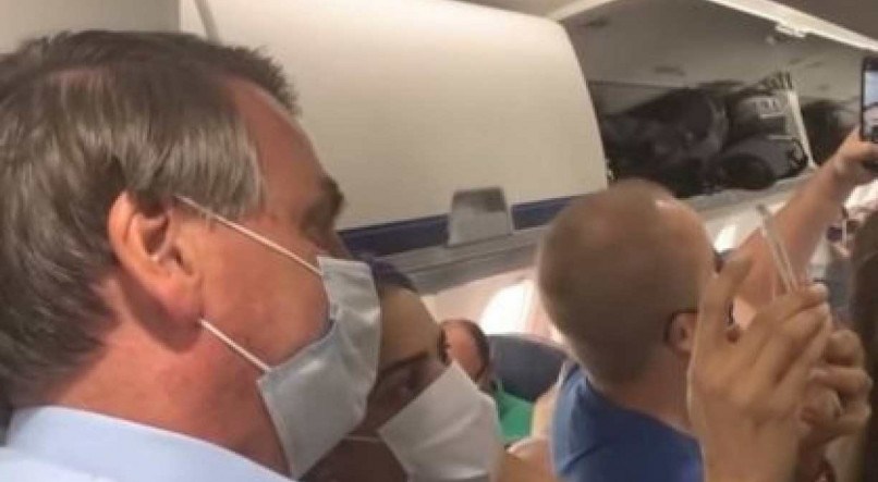 Bolsonaro respondeu passageiros em voo comercial