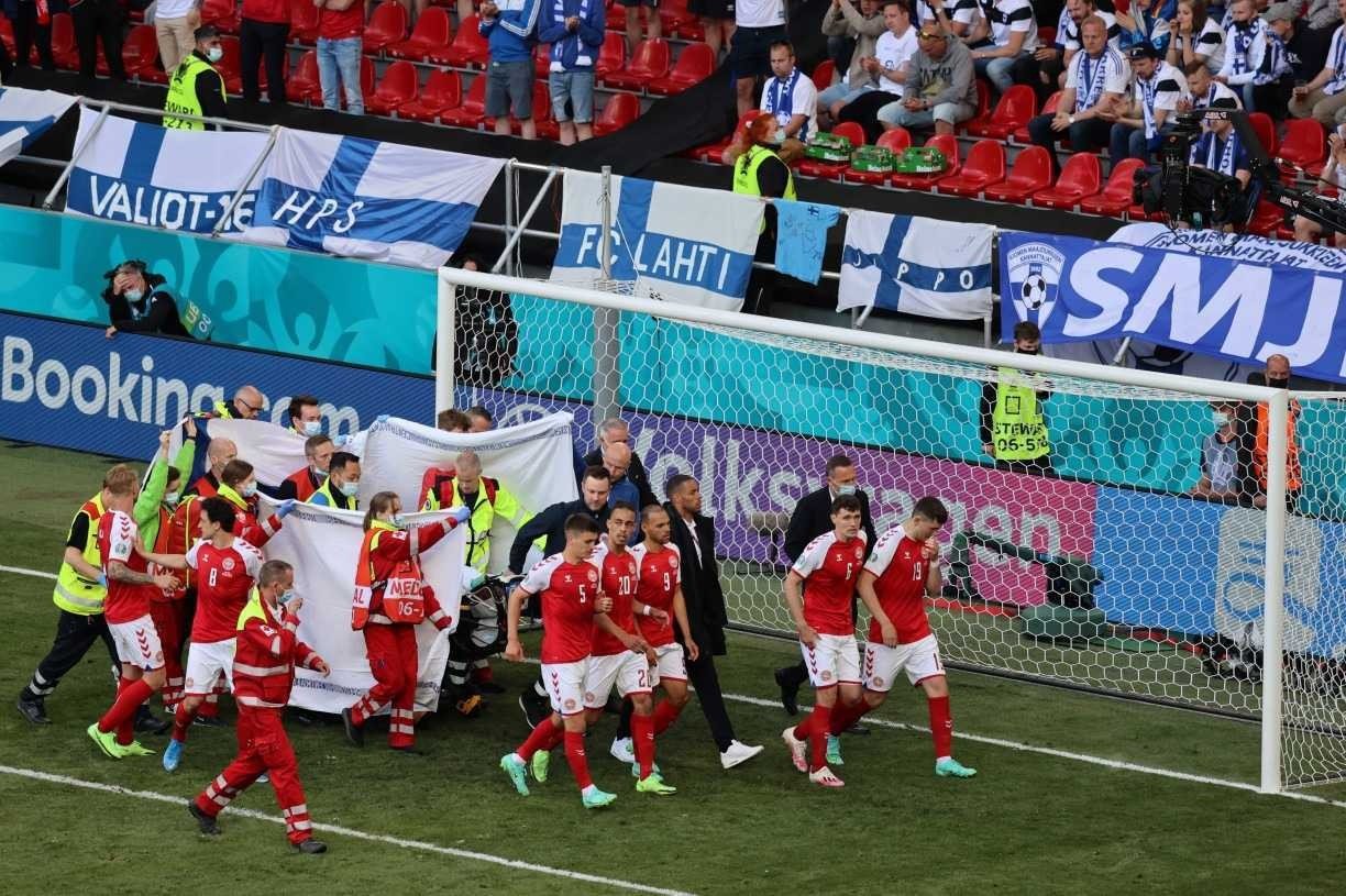 Jogadores de futebol desmaiam no meio do jogo devido a parada cardíaca -  Plu7