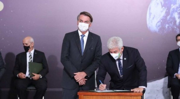 Acordo foi assinado pelo presidente Jair Bolsonaro e pelo ministro Marcos Pontes 