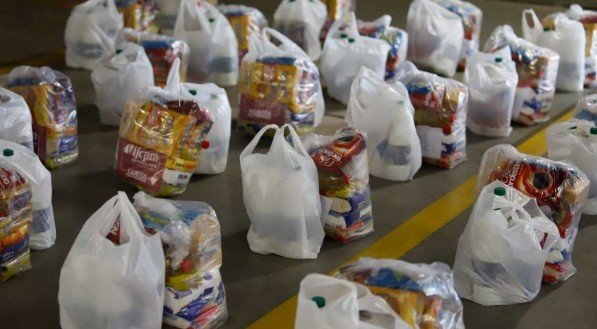 Cesta básica fica mais barata no Recife, mas ainda custa 50% do salário mínimo