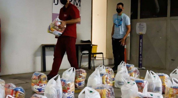 Instituto JCPM distribui cestas básicas para moradores do Pina e Brasília Teimosa, no Recife