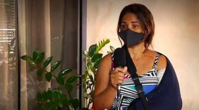 A mulher foi agredida com rasteira, chute no bra&ccedil;o e joelhada