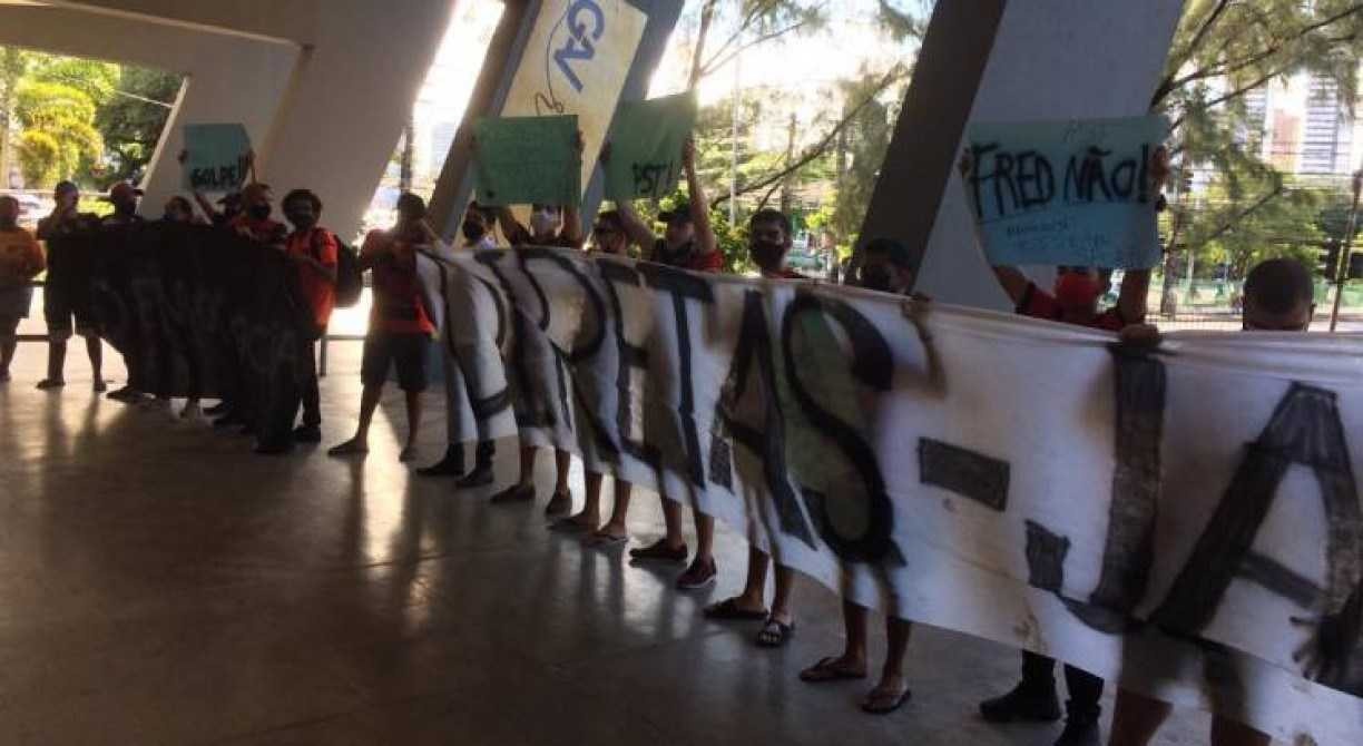 Torcida do Sport faz protesto na Ilha do Retiro e pede eleições diretas após renúncia de Milton Bivar