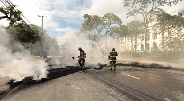 Manifesta&ccedil;&atilde;o dos servidores acontece em frente &agrave; C&acirc;mara Municipal do Recife