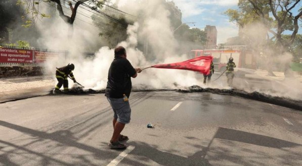 Manifesta&ccedil;&atilde;o dos servidores acontece em frente &agrave; C&acirc;mara Municipal do Recife