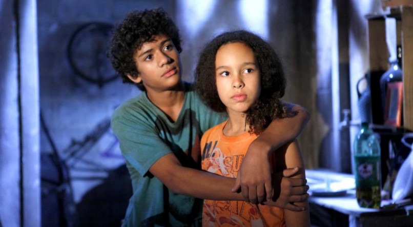 Mosca (Gabriel Santana) e Pata (J&uacute;lia Olliver) em cena da novela 'Chiquititas'