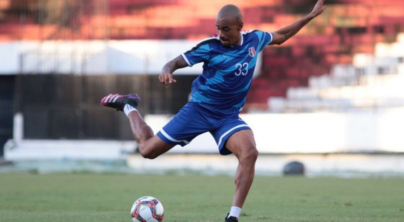 Volante Everton Dias, do Santa Cruz, fez sua estreia na &uacute;ltima segunda-feira, contra o Ferrovi&aacute;rio