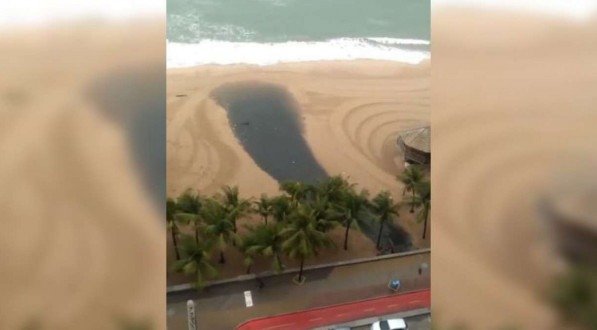 Emlurb esclarece que água escura na Praia de Boa Viagem não é esgoto. Entenda