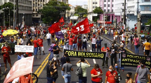 Protesto contra o presidente Bolsonaro nas ruas da cidade do Recife.