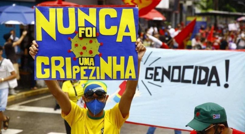 Manifestante no Recife dos protestos que ocorreram neste s&aacute;bado mostra cartaz que diz: &quot;nunca foi uma gripezinha&quot;