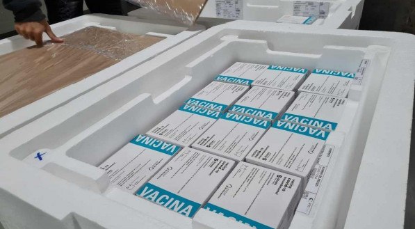 Pernambuco recebe novo lote com 310.250 doses da vacina AstraZeneca