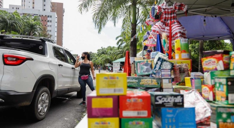 Com&eacute;rcio de itens juninos na Avenida Beira Rio, na Zona Oeste do Recife
